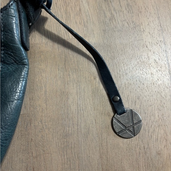 Vilenca Holland Leather crossbody with adjustable straps made in India - Picture 8 of 10